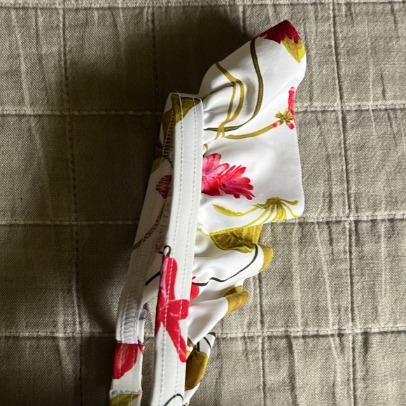 Beautiful white floral NWT balconette swimsuit, Lands’ End, Size 4, underwire - Picture 5 of 6